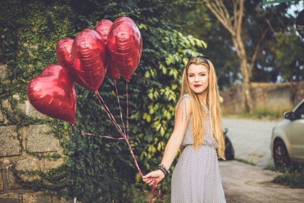 vegan vegetarian speed dating woman with heart balloons